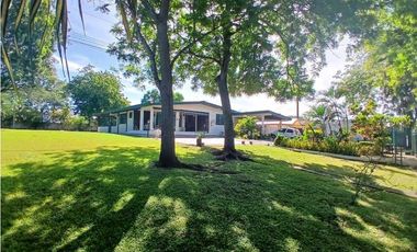 VENDO CASA EN CHITRE, SOBRE CARRETERA PRINCIPAL VIA LAS TABLAS.