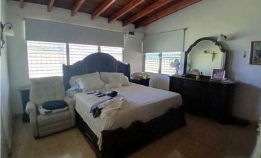 VENDO CASA EN CHITRE, SOBRE CARRETERA PRINCIPAL VIA LAS TABLAS.