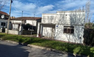 APTO CREDITO -OPORTUNIDAD.- EN VENTA.-CASA A RECICLAR - TRES AMBIENTES.- AMPLIO TERRENO- ZONA. FORTUNATO DE LA PLAZA