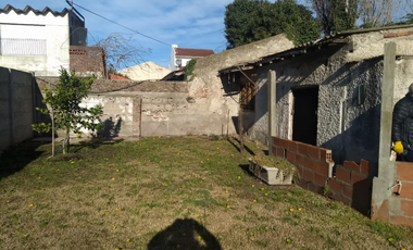 APTO CREDITO -OPORTUNIDAD.- EN VENTA.-CASA A RECICLAR - TRES AMBIENTES.- AMPLIO TERRENO- ZONA. FORTUNATO DE LA PLAZA