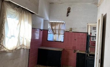 APTO CREDITO -OPORTUNIDAD.- EN VENTA.-CASA A RECICLAR - TRES AMBIENTES.- AMPLIO TERRENO- ZONA. FORTUNATO DE LA PLAZA