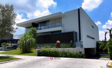 CASA NUEVA CON ALBERCA ZONA NORTE