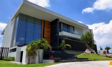 CASA NUEVA CON ALBERCA ZONA NORTE