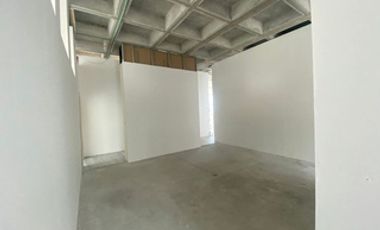 Amplia oficina semi acondicionada en Venta de 378m2 edificio en Valle Oriente