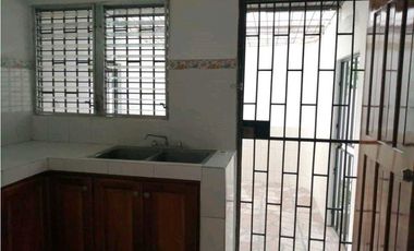 ALQUILO CASA  4 RECAMARAS A 1 MINUTO DE LA INTERAMERICANA