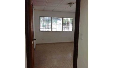 ALQUILO CASA  4 RECAMARAS A 1 MINUTO DE LA INTERAMERICANA