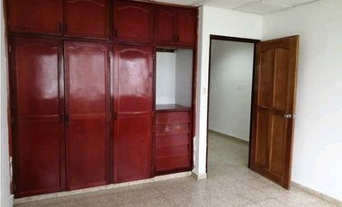 ALQUILO CASA  4 RECAMARAS A 1 MINUTO DE LA INTERAMERICANA