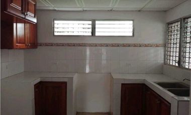 ALQUILO CASA  4 RECAMARAS A 1 MINUTO DE LA INTERAMERICANA