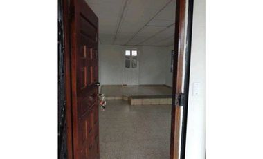 ALQUILO CASA  4 RECAMARAS A 1 MINUTO DE LA INTERAMERICANA