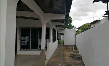 ALQUILO CASA  4 RECAMARAS A 1 MINUTO DE LA INTERAMERICANA