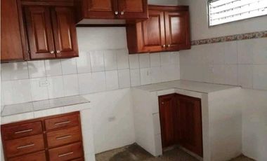 ALQUILO CASA  4 RECAMARAS A 1 MINUTO DE LA INTERAMERICANA