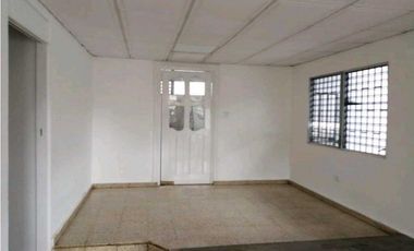 ALQUILO CASA  4 RECAMARAS A 1 MINUTO DE LA INTERAMERICANA