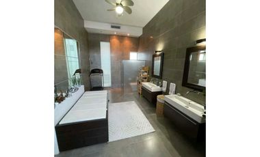 ALQUILER CASA EN ALTOS DEL GOLF 500 MT2 YM