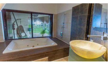 casa en venta de 6 habitaciones con enorme terreno Puerto Morelos