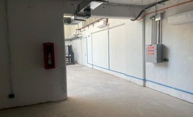 ARRIENDO Local Comercial de 154m2 en subt., Metro Santa Ana
