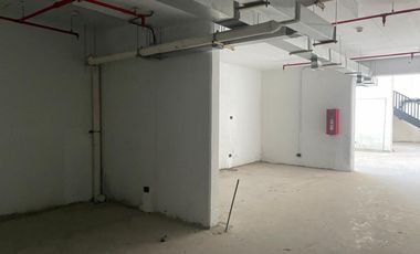ARRIENDO Local Comercial de 154m2 en subt., Metro Santa Ana