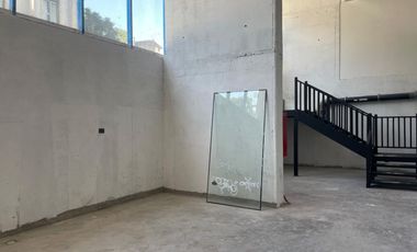 ARRIENDO Local Comercial de 154m2 en subt., Metro Santa Ana