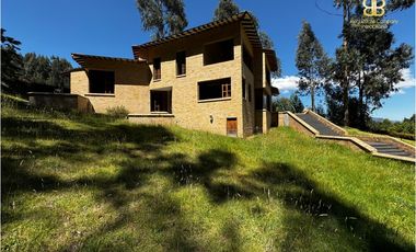 SE VENDE MAGNFICA CASA EN BOSQUES DE RENANIA EN BRICEÑO