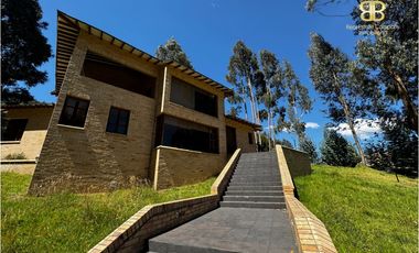 SE VENDE MAGNFICA CASA EN BOSQUES DE RENANIA EN BRICEÑO