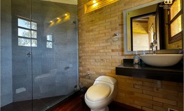 SE VENDE MAGNFICA CASA EN BOSQUES DE RENANIA EN BRICEÑO