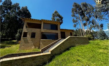 SE VENDE MAGNFICA CASA EN BOSQUES DE RENANIA EN BRICEÑO