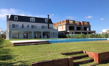 IMPONENTE CASA EN VENTA BARRIO EL GOLF NORDELTA