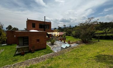 SE VENDE MAGNFICA CASA EN LA CALERA