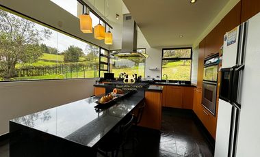 SE VENDE MAGNFICA CASA EN LA CALERA