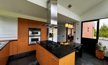 SE VENDE MAGNFICA CASA EN LA CALERA