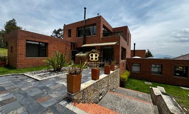 SE VENDE MAGNFICA CASA EN LA CALERA
