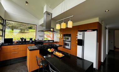 SE VENDE MAGNFICA CASA EN LA CALERA