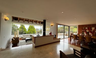 SE VENDE MAGNFICA CASA EN LA CALERA