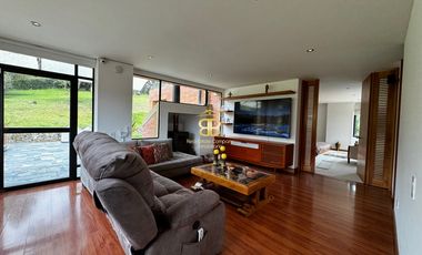 SE VENDE MAGNFICA CASA EN LA CALERA