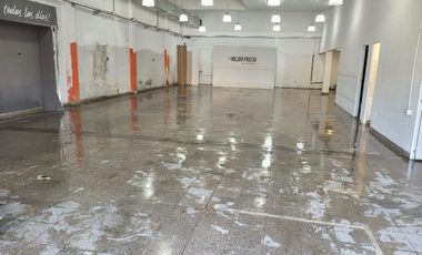 Galpón/ Amplio local Comercial 320m2 aprox.
