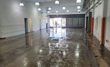 Galpón/ Amplio local Comercial 320m2 aprox.