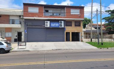 Galpón/ Amplio local Comercial 320m2 aprox.