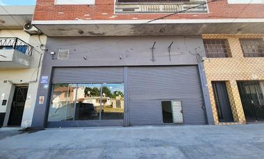 Galpón/ Amplio local Comercial 320m2 aprox.