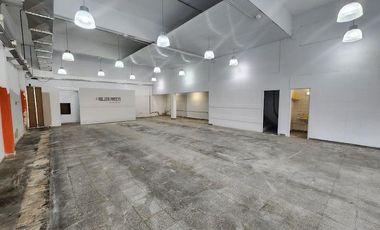 Galpón/ Amplio local Comercial 320m2 aprox.