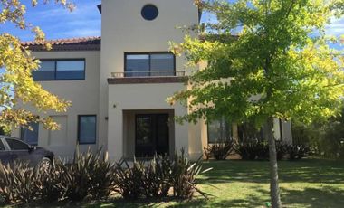 VENTA CASA EN LA ALAMEDA NORDELTA CON EXCELENTES VISTAS A LA LAGUNA