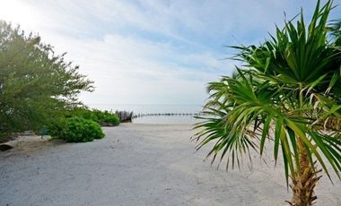 PACÍFICA Y LUJOSA VILLA DE TRES RECÁMARAS FRENTE AL MAR