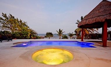 PACÍFICA Y LUJOSA VILLA DE TRES RECÁMARAS FRENTE AL MAR
