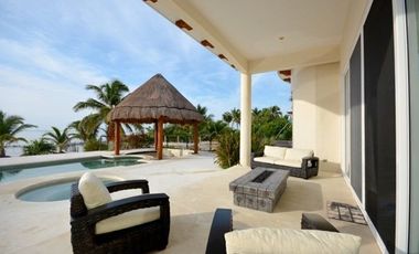 PACÍFICA Y LUJOSA VILLA DE TRES RECÁMARAS FRENTE AL MAR