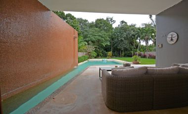 ESPECTACULAR CASA CONTEMPORÁNEA CON IMPRESIONANTE PAISAJISMO