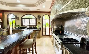 BALMORAL MANSION CON PISCINA / COSTA DEL ESTE / VENTA