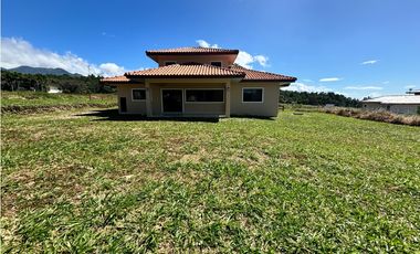 BOQUETE COUNTRY CLUB / 1704M2 / 2 HABITAC /  2 BAÑ / AMPLIO JARDIN