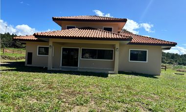 BOQUETE COUNTRY CLUB / 1704M2 / 2 HABITAC /  2 BAÑ / AMPLIO JARDIN