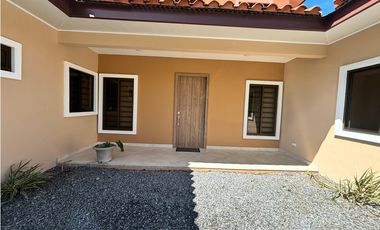 BOQUETE COUNTRY CLUB / 1704M2 / 2 HABITAC /  2 BAÑ / AMPLIO JARDIN