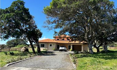 BOQUETE COUNTRY CLUB / 1704M2 / 2 HABITAC /  2 BAÑ / AMPLIO JARDIN