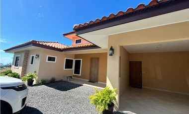 BOQUETE COUNTRY CLUB / 1704M2 / 2 HABITAC /  2 BAÑ / AMPLIO JARDIN