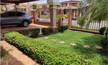 Se VENDE Casa en Villas del Golf, Frente a Brisas del Golf